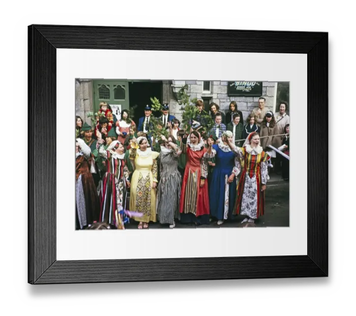 Framed Print : Flora Day, Hal-al-Tow Zeremonie, Helston, Cornwall, England, UK 1973