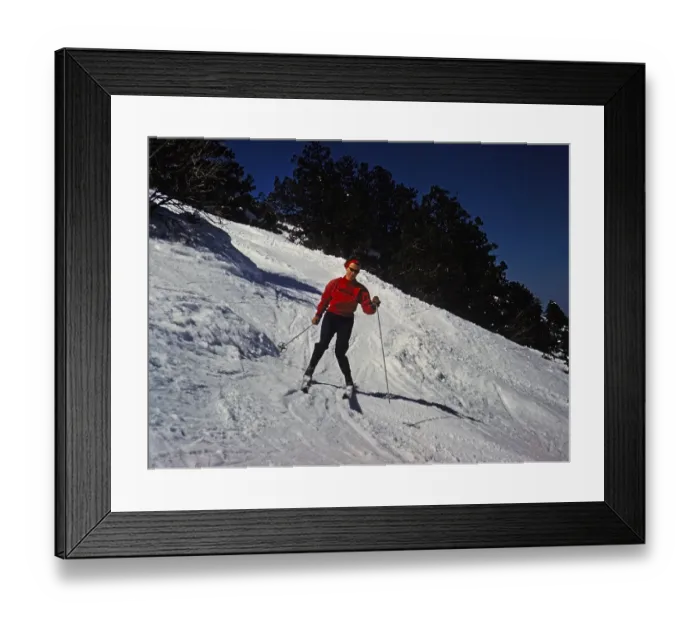 Framed Print : Frau beim Skifahren auf einem steilen, verschneiten Berghang in Zypern 1963