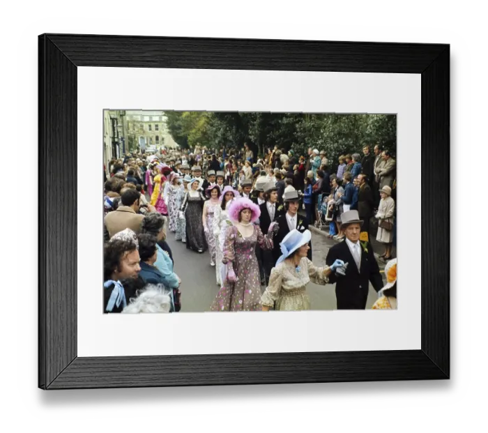Framed Print : Flora Day, Helston, Cornwall, England, UK 1973 - Menschenmassen beobachten Paare, die in den Strassen der Stadt den Furry-Tanz auffuehren