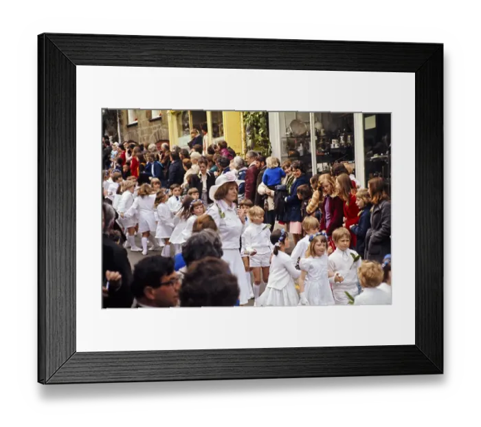 Framed Print : Flora Day, Pelztanz, Prozessionstanz fuer Kinder, Helston, Cornwall, England, UK 1973