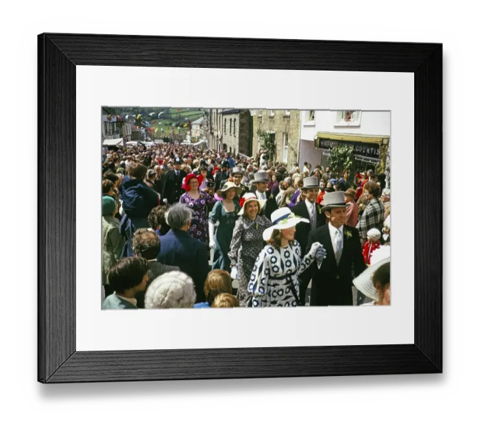 Framed Print : Flora Day, Helston, Cornwall, England, UK 1973 - Menschenmassen beobachten Paare, die in den Strassen der Stadt den Furry-Tanz auffuehren