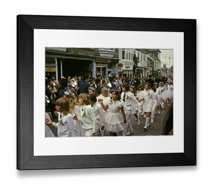 Framed Print : Flora Day, Pelztanz, Prozessionstanz fuer Kinder, Helston, Cornwall, England, UK 1973