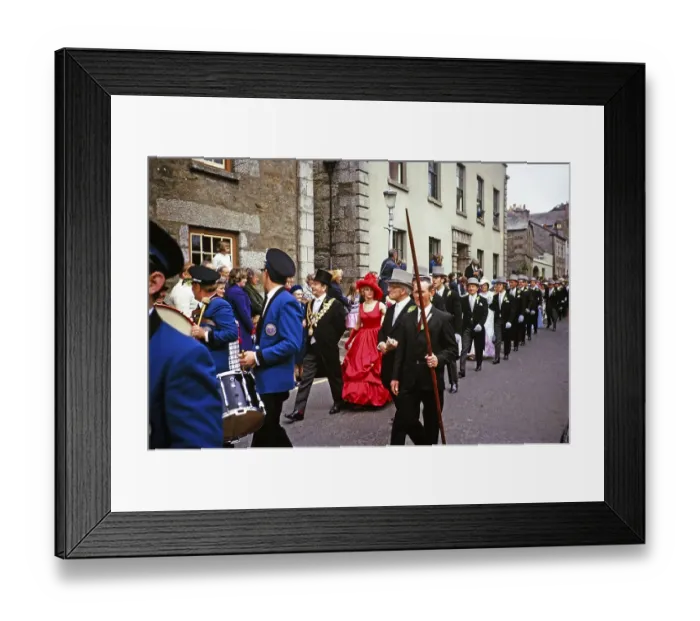 Framed Print : Flora Day, Helston, Cornwall, England, Vereinigtes Koenigreich 1973 - Menschenmengen beobachten Paare, die vom Buergermeister angefuehrt werden, bei der Parade zum Pelztanz in den Strassen der Stadt Framed Print : Flora Day, Helston, Cornwall, England, Vereinigtes Koenigreich 1973 - Menschenmengen beobachten Paare, die vom Buergermeister angefuehrt werden, bei der Parade zum Pelztanz in den Strassen der Stadt