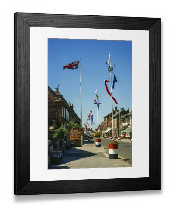 Framed Print : Fahnen und Wimpel schmuecken die Strasse anlaesslich der Feierlichkeiten zum Silbernen Thronjubilaeum von Koenigin Elizabeth 1977, Southwold, Suffolk, England, UK