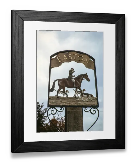 Framed Print : Dorfschild mit der Darstellung eines Pferdes und eines Jaegers mit Hunden, fuer Easton, Suffolk, England, UK Juni 1975