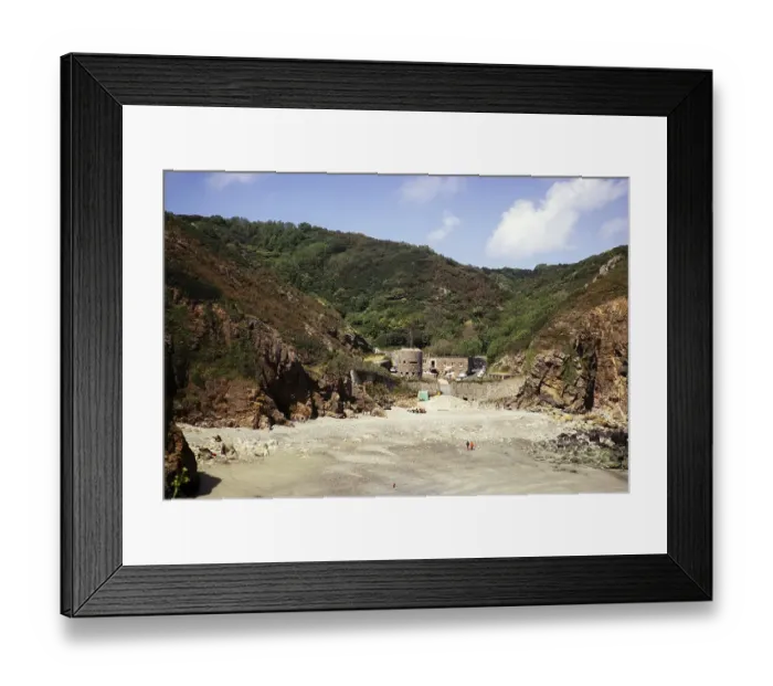 Framed Print : Bucht und Strand von Petit Bot, Strand von Guernsey, Kanalinsel, Grossbritannien, Juni 1974 Framed Print : Bucht und Strand von Petit Bot, Strand von Guernsey, Kanalinsel, Grossbritannien, Juni 1974