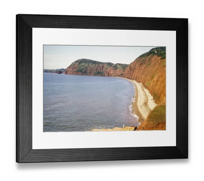 Framed Print : Bresche und Klippen in der Bucht, Peak HIll, Sidmouth, Devon, England, UK Mai 1973