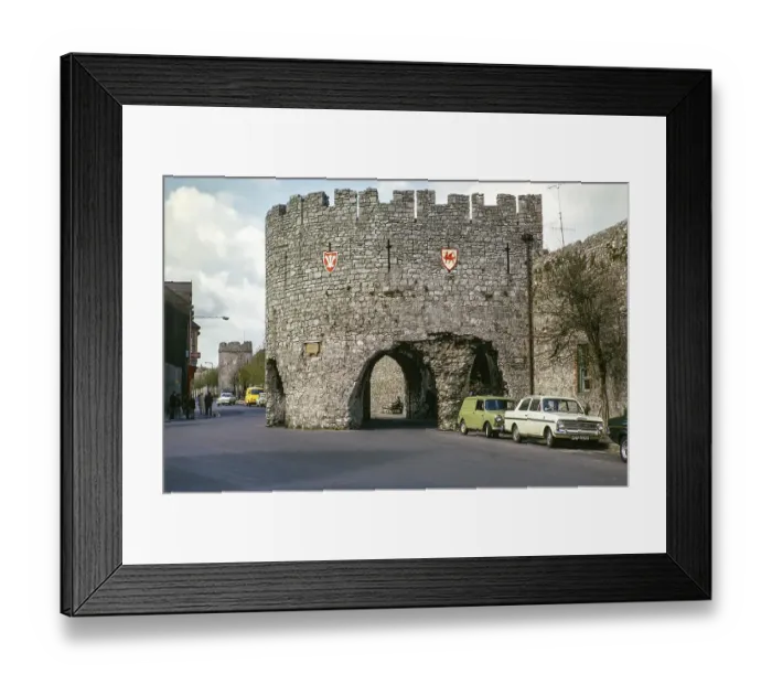 Framed Print : Five Arches, mittelalterliche Stadtmauer, Tenby, Pembrokeshire, Wales, UK Mai 1970 Framed Print : Five Arches, mittelalterliche Stadtmauer, Tenby, Pembrokeshire, Wales, UK Mai 1970