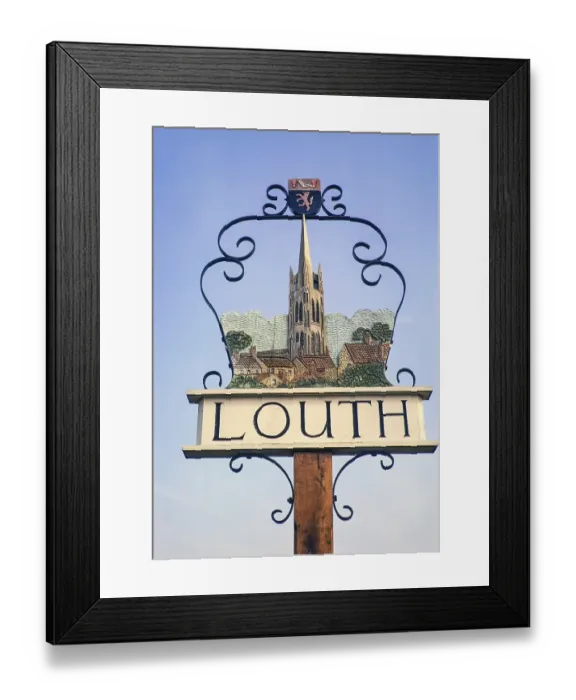 Framed Print : Ortsschild mit der Darstellung der Urkunde von Koenig Edweard VI. von 1551, Louth, Lincolnshire, England, Vereinigtes Koenigreich September 1971 vor blauem Himmel Framed Print : Ortsschild mit der Darstellung der Urkunde von Koenig Edweard VI. von 1551, Louth, Lincolnshire, England, Vereinigtes Koenigreich September 1971 vor blauem Himmel