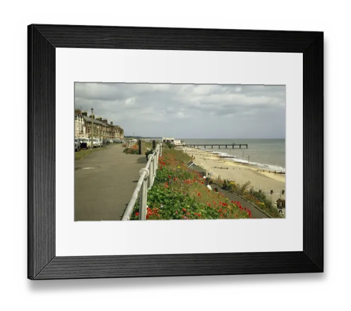 Framed Print : Meeresfront und Strand mit Pier, Southwold, Suffolk, England, UK Juli 1971 Framed Print : Meeresfront und Strand mit Pier, Southwold, Suffolk, England, UK Juli 1971