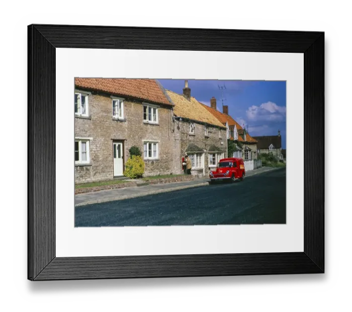 Framed Print : Dorfhaeuser in der High Street, Swinstead, Lincolnshire, England, UK31. August 1970 roter Postwagen der Royal Mail Post Office