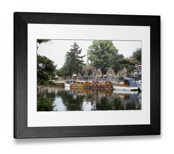 Framed Print : Boote auf dem Fluss Wensum, Norwich Yacht Station, Norwich, Norfolk, England, UK Juli 1970