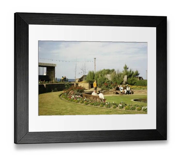 Framed Print : Vergnuegungsgaerten an der Promenade in Sheringham, Norfolk, England, UK Juli 1970