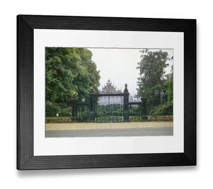 Framed Print : Verziertes Metalltor zum Eingang des koeniglichen Anwesens und der Gaerten, Sandringham, Norfolk, England, UK Juli 1970