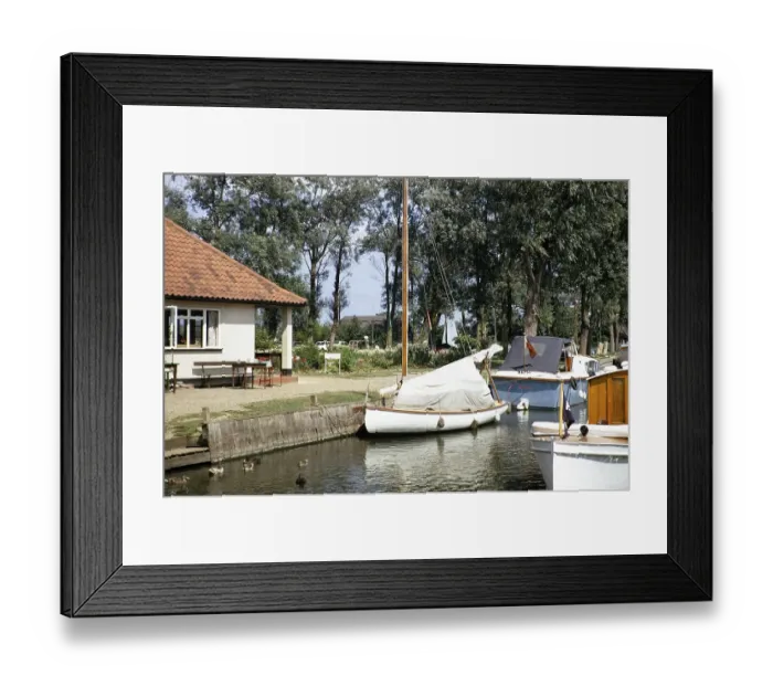 Framed Print : Vor dem Pub vertaeute Boote, Hickling Broad, Norfolk Broads, Juli 1970
