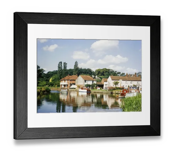 Framed Print : Gasthaus The Rising Sun, Boote auf dem Fluss Bure, Coltishall, Norfolk Broads, Norfolk, England, UK 1969