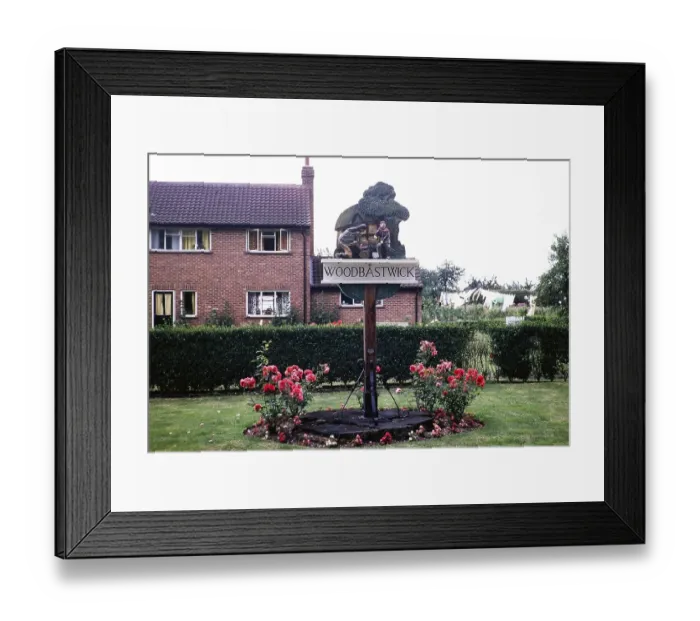 Framed Print : Dorfschild, Woodbastwick, Norfolk, England, UK, Juli 1970