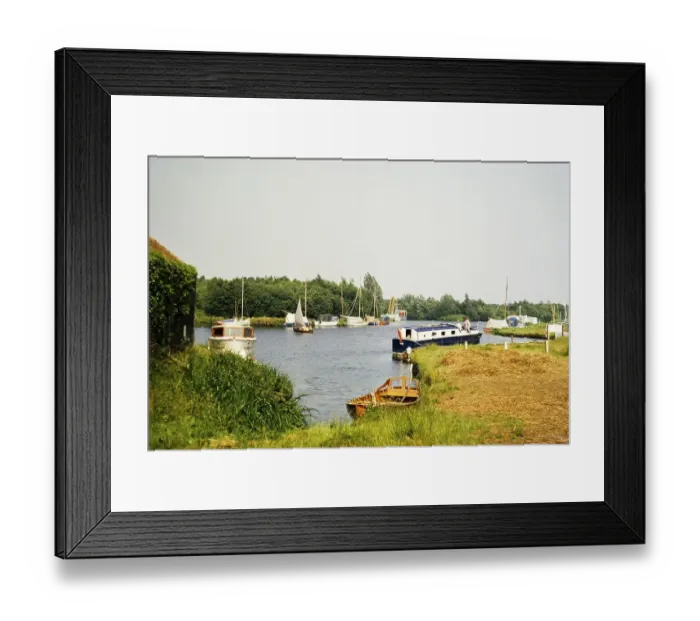 Framed Print : Boote auf dem Fluss Ant, Barton Broad, Barton Staithe, Norfolk Broads, Norfolk, England, UK, 1969 Framed Print : Boote auf dem Fluss Ant, Barton Broad, Barton Staithe, Norfolk Broads, Norfolk, England, UK, 1969