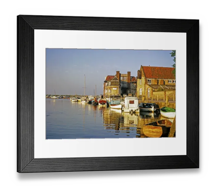 Framed Print : Boote am Kai beim Blakeney Hotel, Fluss Glaven, Blakeney, Norfolk, England, UK, 1969