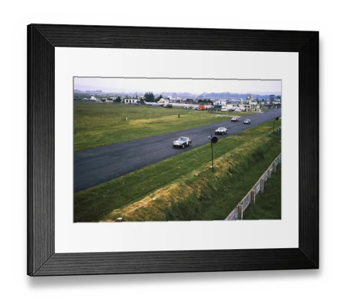 Framed Print : Autorennen auf der Goodwood-Rennstrecke, Chichester, West Sussex, England, UK August 1963