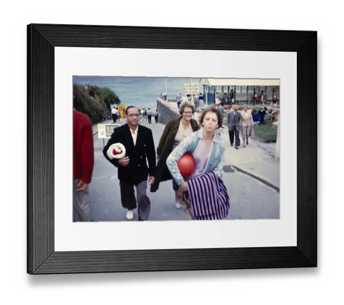 Framed Print : Menschen, die vom Strand Towan den Huegel hinaufgehen, Newquay, Cornwall, England, UK 1961 Framed Print : Menschen, die vom Strand Towan den Huegel hinaufgehen, Newquay, Cornwall, England, UK 1961
