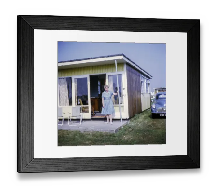 Framed Print : Frau steht in der Tuer eines Ferienhauses mit geparktem Morris Minor, privates Ferienanwesen in Miami Beach, Sutton on Sea, Lincolnshire, England, Grossbritannien, 1968