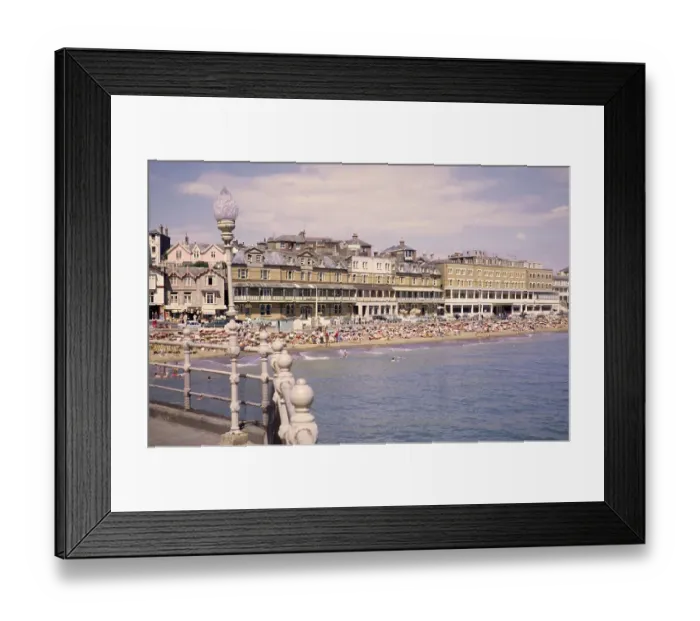Framed Print : Menschenmassen von Urlaubern am Strand von Sandown, Isle of Wight, England, UK 1962