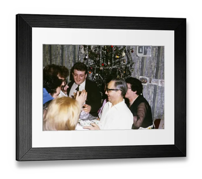 Framed Print : Weihnachts- oder Neujahrsfest im Kreise der Familie und Freunde, 1965-1966