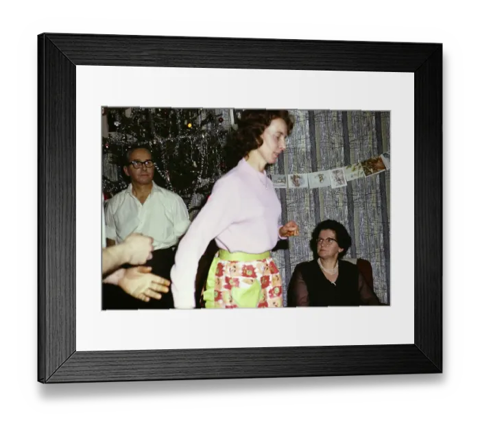 Framed Print : Tanzende Frau, Familie und Freunde, Weihnachts- oder Neujahrsfest, 1965-1966 Framed Print : Tanzende Frau, Familie und Freunde, Weihnachts- oder Neujahrsfest, 1965-1966
