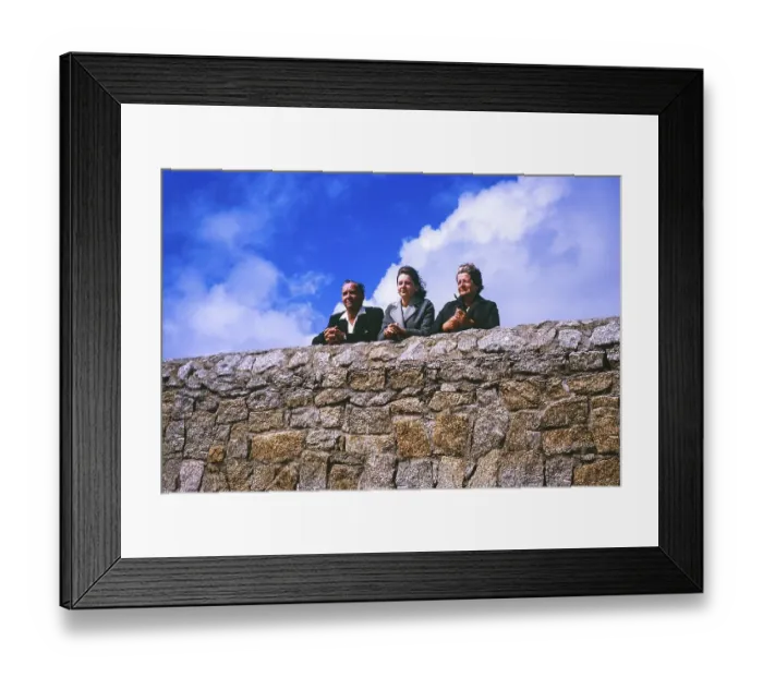 Framed Print : Familie blickt ueber eine Mauer gegen einen blauen bewoelkten Himmel, unbekannter Ort, Grossbritannien 1964