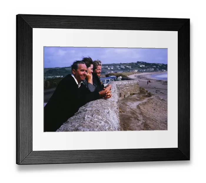 Framed Print : Familie schaut ueber eine Mauer am Strand, unbekannter Ort, Grossbritannien 1964