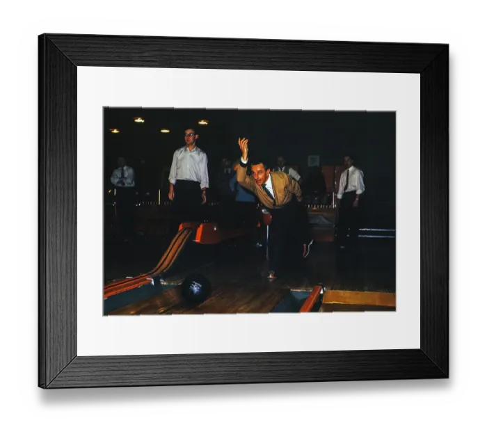 Framed Print : Mann beim Ten-Pin-Bowling, England, UK 1962 Framed Print : Mann beim Ten-Pin-Bowling, England, UK 1962