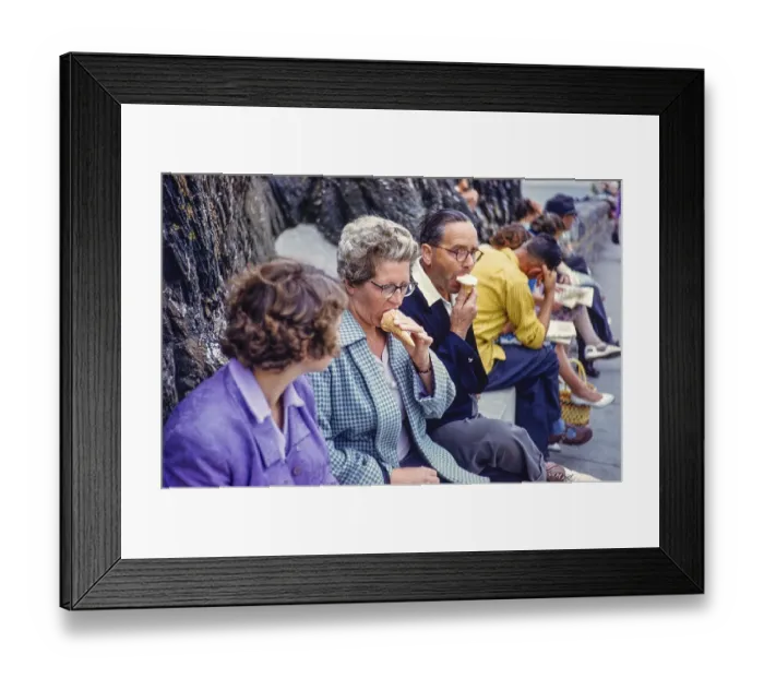 Framed Print : Mann und Frau essen Eis im Sommerurlaub mit der Familie am Meer, England, UK, 1961