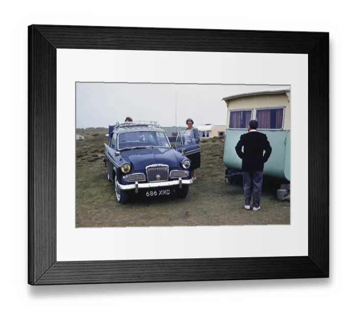 Framed Print : Sunbeam Rapier Mk 3, geparkt vor dem Wohnwagen einer Familie auf einem Campingplatz, England, UK, 1961