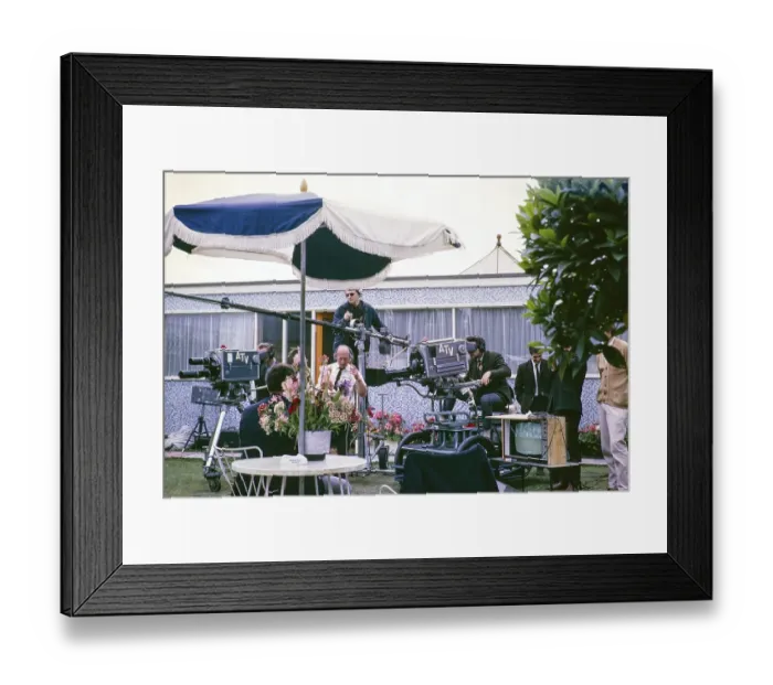 Framed Print : ATV Fernsehen ITV Aussenuebertragung, Tennisturnier in Wimbledon, England, UK 1967 Interview Gehaeuse Kamerateam. Foto von Alan Taffy Harries Framed Print : ATV Fernsehen ITV Aussenuebertragung, Tennisturnier in Wimbledon, England, UK 1967 Interview Gehaeuse Kamerateam. Foto von Alan Taffy Harries