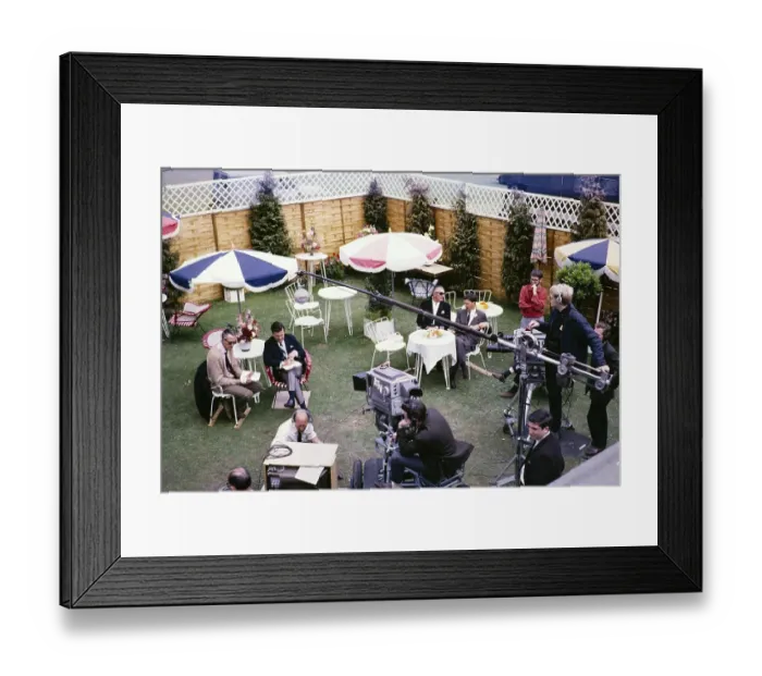 Framed Print : ATV-Fernsehen ITV Aussenuebertragung, Tennisturnier in Wimbledon, England, Vereinigtes Koenigreich 1967 Overhead-Aufnahme der Interviewkabine mit Dickie Davies und Kamerateam. Foto von Alan Taffy Harries