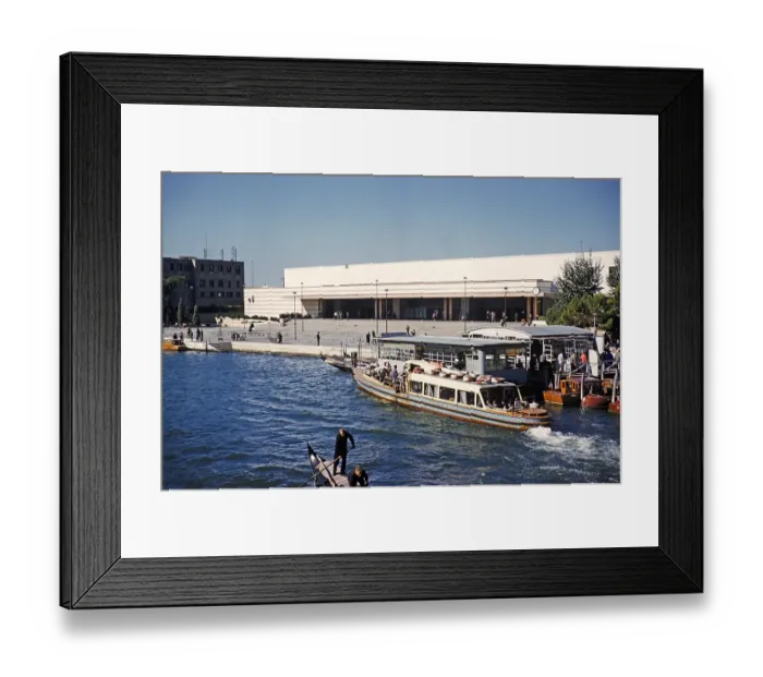 Framed Print : Moderne Architektur des Bahnhofsgebaeudes vom Canale Grande aus gesehen, Venedig, Italien 1959 Framed Print : Moderne Architektur des Bahnhofsgebaeudes vom Canale Grande aus gesehen, Venedig, Italien 1959
