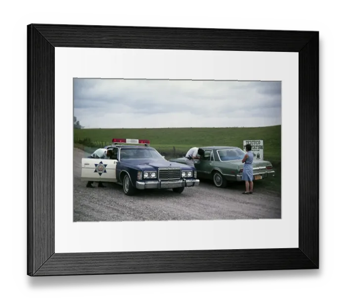 Framed Print : Officers from the Ascension Parish Sherrif's Office help tourists who have locked themselves out of their hire car Gonzales, Louisiana, USA 1976