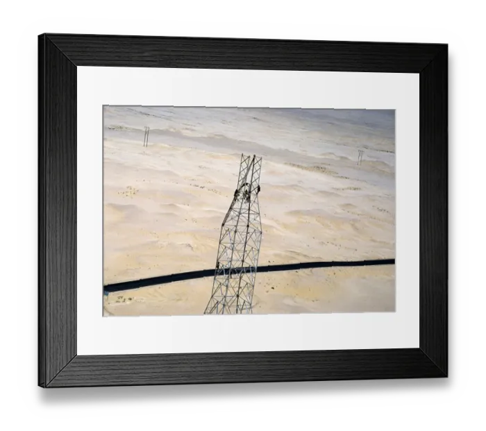 Framed Print : Oil industry in the Ras Tanura region, Saudi Arabia, 1979 Men building a drilling rig in the desert, Asia Framed Print : Oil industry in the Ras Tanura region, Saudi Arabia, 1979 Men building a drilling rig in the desert, Asia