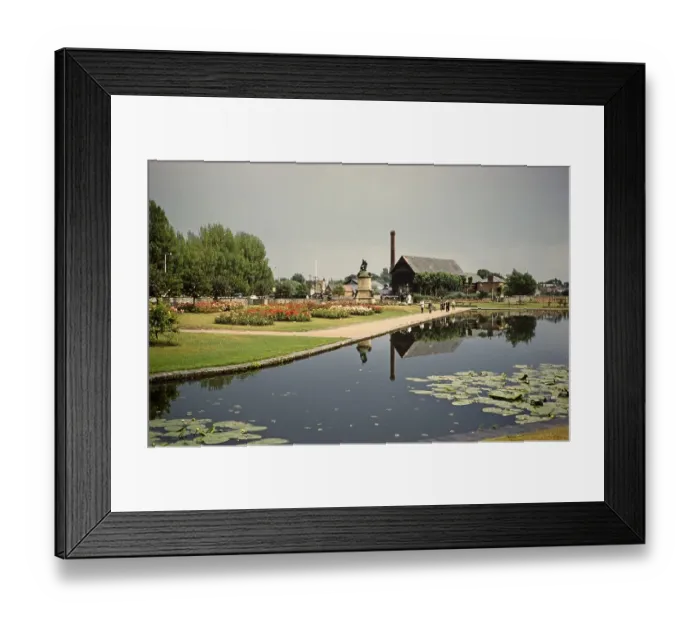 Framed Print : Gower monument seen from Bancroft Basin, Stratford upon Avon, Warwickshire, England, United Kingdom in 1961