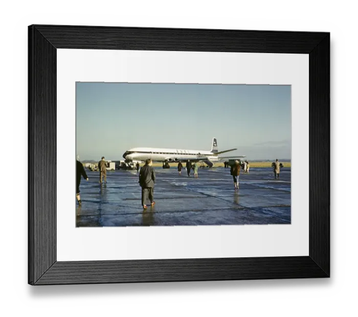 Framed Print : Passengers board the BOAC British Overseas Airways Corporation, De Havilland 106 Comet 4 jet aircraft, G APDB, early 1960s Framed Print : Passengers board the BOAC British Overseas Airways Corporation, De Havilland 106 Comet 4 jet aircraft, G APDB, early 1960s