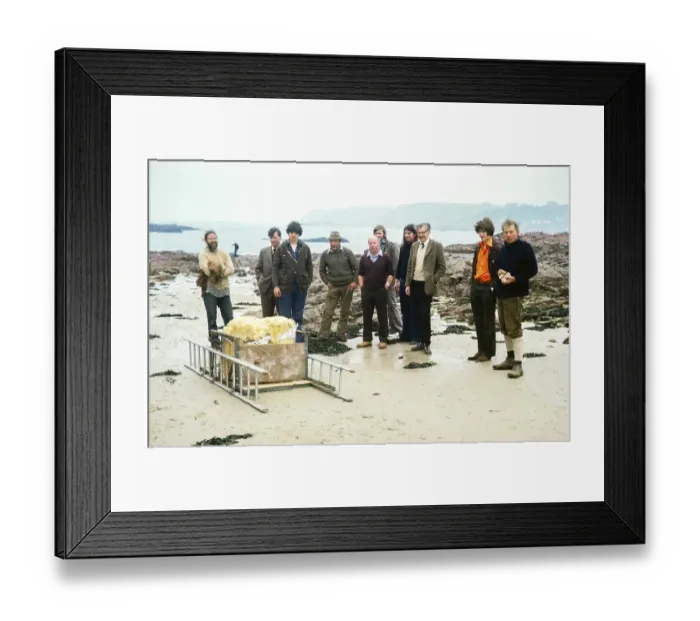 Framed Print : A group of people pose on the beach with the bone of a mammoth skull found at La Cotte de St Brelade, Ouaisne Bay, Jersey, Channel Islands in 1976, Europe