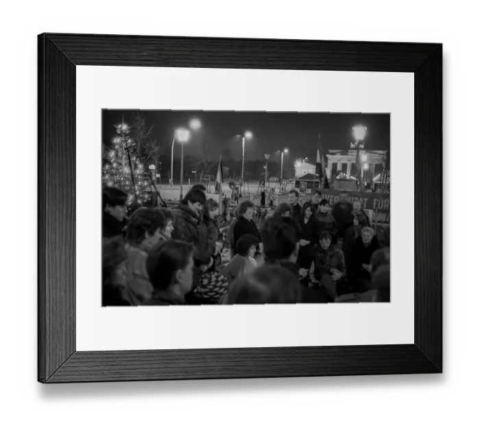 Framed Print : Germany, Berlin, 01.12.1991, Vigil for Yugoslavia at the Brandenburg Tor, Europe