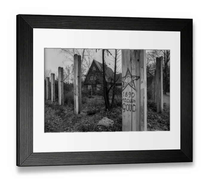 Framed Print : Germany, Berlin, 18.12.1991, Steinstuecken exclave, pillar of the former Wall, Europe Framed Print : Germany, Berlin, 18.12.1991, Steinstuecken exclave, pillar of the former Wall, Europe