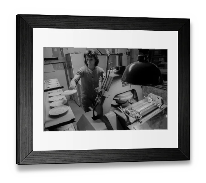 Framed Print : Germany, Kahla, 20.12.1991, Porzellanwerk Kahla, factory outlet, plate, Europe Framed Print : Germany, Kahla, 20.12.1991, Porzellanwerk Kahla, factory outlet, plate, Europe