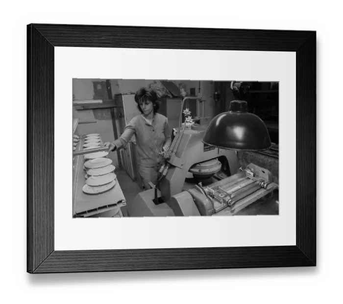 Framed Print : Germany, Kahla, 20.12.1991, Porzellanwerk Kahla, factory outlet, plate, Europe