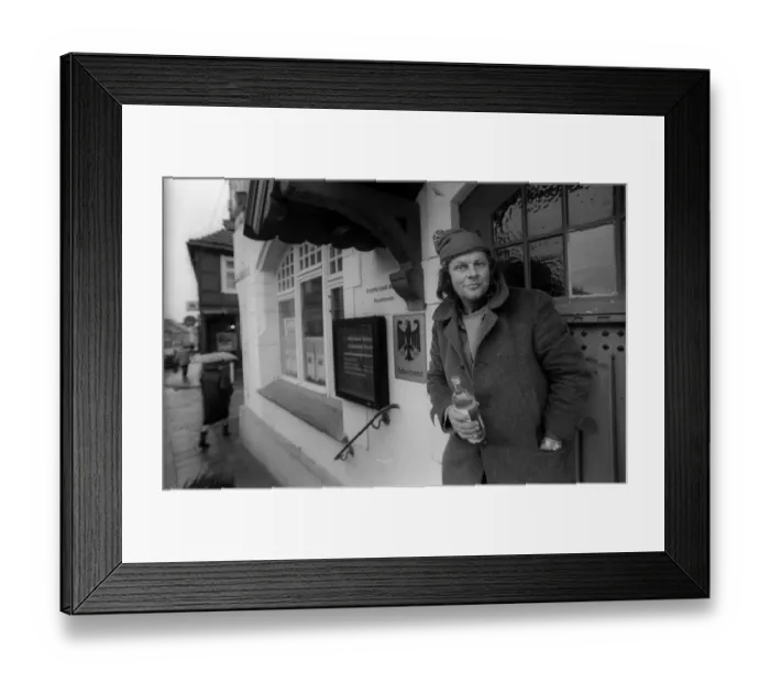 Framed Print : Germany, Sternberg, 12.01.1992, Citizen with liquor bottle in Sternberg / Mecklenburg, labour office, Europe Framed Print : Germany, Sternberg, 12.01.1992, Citizen with liquor bottle in Sternberg / Mecklenburg, labour office, Europe