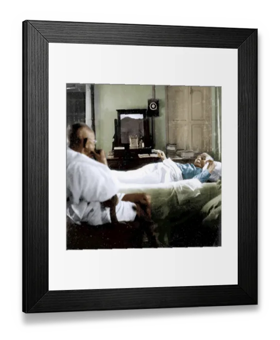 Framed Print : Mahatma Gandhi sitting with Liaquat Ali Khan lying in bed, India, Asia, November 27, 1947, Asia Framed Print : Mahatma Gandhi sitting with Liaquat Ali Khan lying in bed, India, Asia, November 27, 1947, Asia