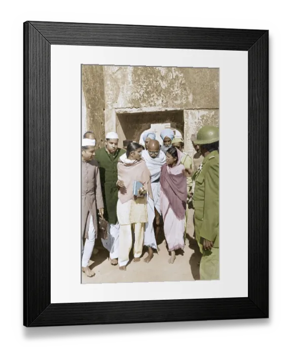 Framed Print : Mahatma Gandhi shrine of Khwaja Qutub ud Din Bakhtiar, Mehrauli, delhi, India, Asia, January 27, 1948, Asia