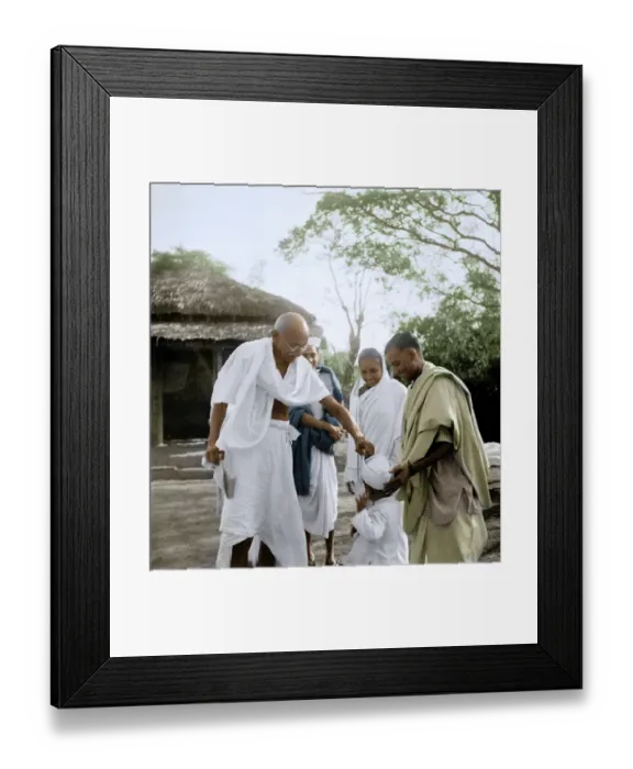 Framed Print : Mahatma Gandhi with harijan child and others in Midnapur, East Bengal, India, Asia, January 2, 1946, Asia Framed Print : Mahatma Gandhi with harijan child and others in Midnapur, East Bengal, India, Asia, January 2, 1946, Asia
